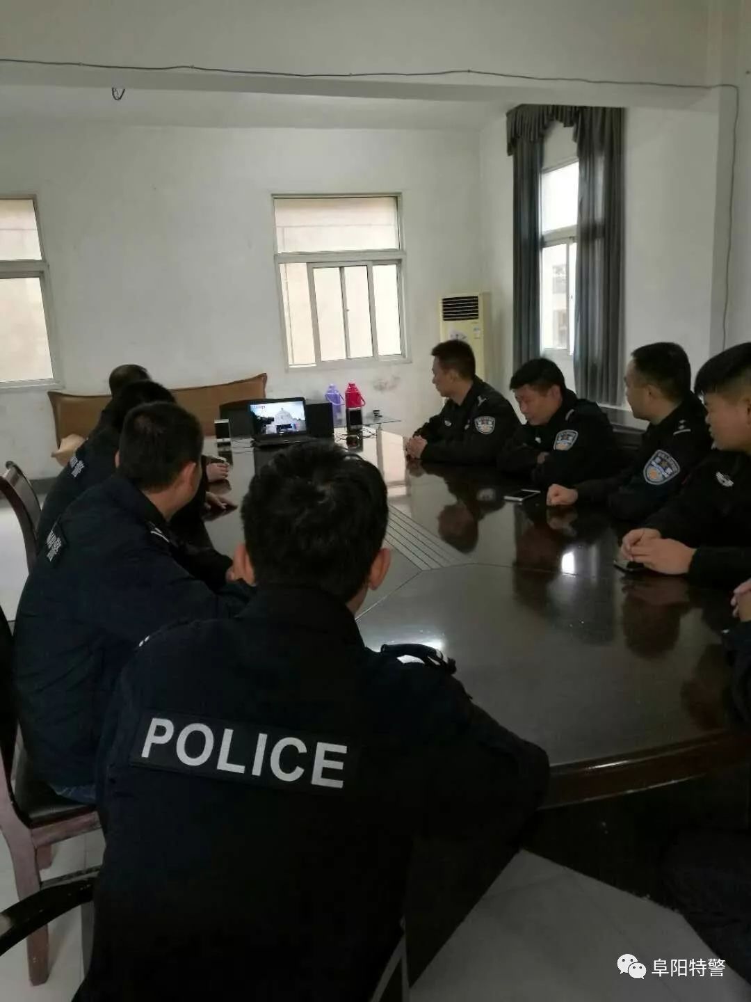 十九大我在崗 | 阜陽特警組織民警利用執(zhí)勤間隙收聽收看黨的十九大開幕式盛況(圖7) 十九大我在崗 | 阜陽特警組織民警利用執(zhí)勤間隙收聽收看黨的十九大開幕式盛況(圖7)