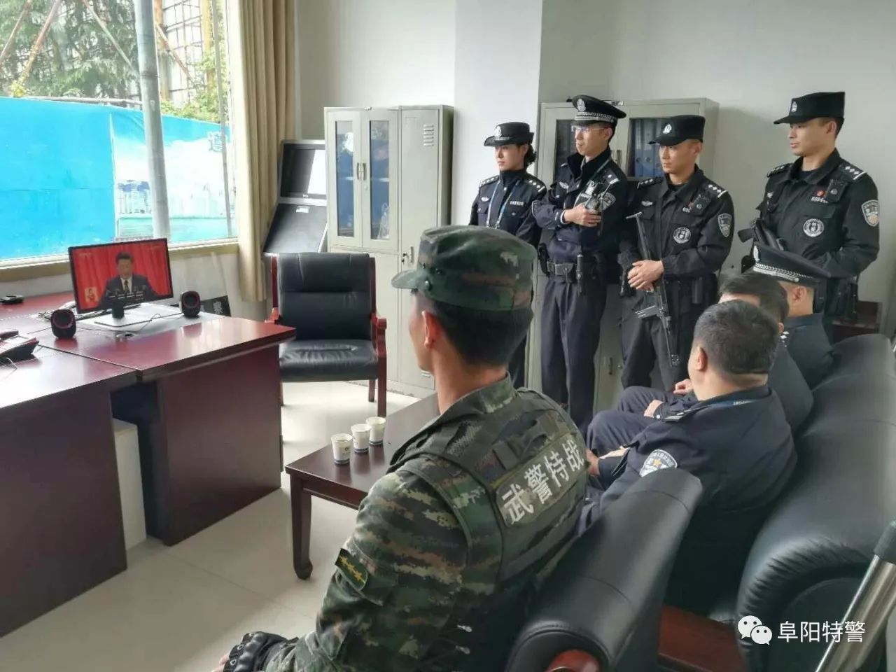 十九大我在崗 | 阜陽特警組織民警利用執(zhí)勤間隙收聽收看黨的十九大開幕式盛況(圖11) 十九大我在崗 | 阜陽特警組織民警利用執(zhí)勤間隙收聽收看黨的十九大開幕式盛況(圖11)