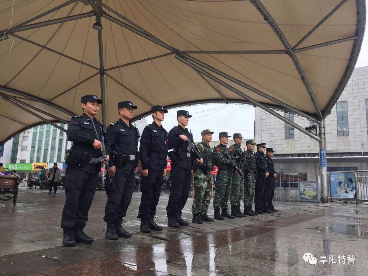 十九大我在崗 | 阜陽特警組織民警利用執(zhí)勤間隙收聽收看黨的十九大開幕式盛況(圖14) 十九大我在崗 | 阜陽特警組織民警利用執(zhí)勤間隙收聽收看黨的十九大開幕式盛況(圖14)