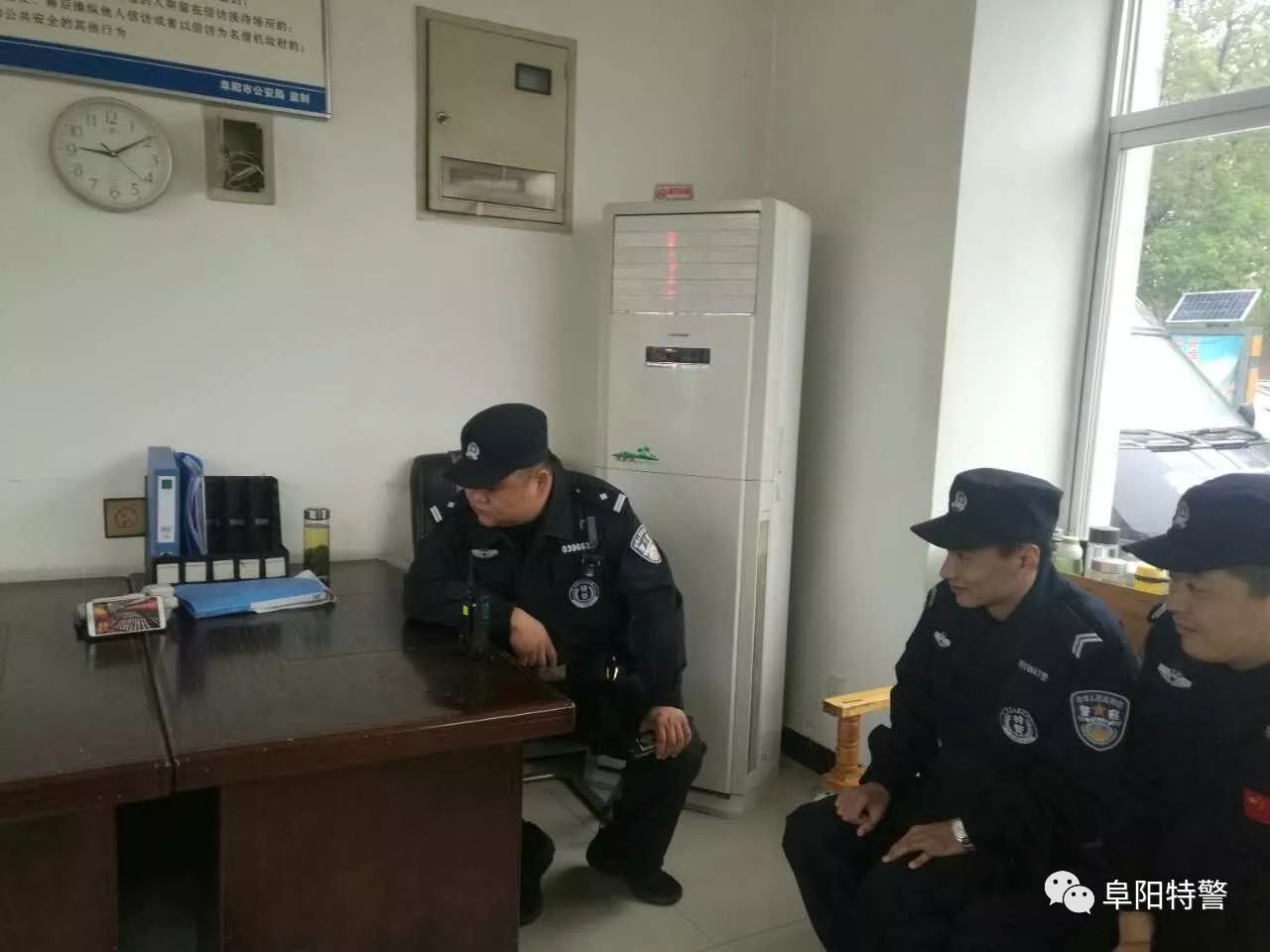 十九大我在崗 | 阜陽特警組織民警利用執(zhí)勤間隙收聽收看黨的十九大開幕式盛況(圖8) 十九大我在崗 | 阜陽特警組織民警利用執(zhí)勤間隙收聽收看黨的十九大開幕式盛況(圖8)