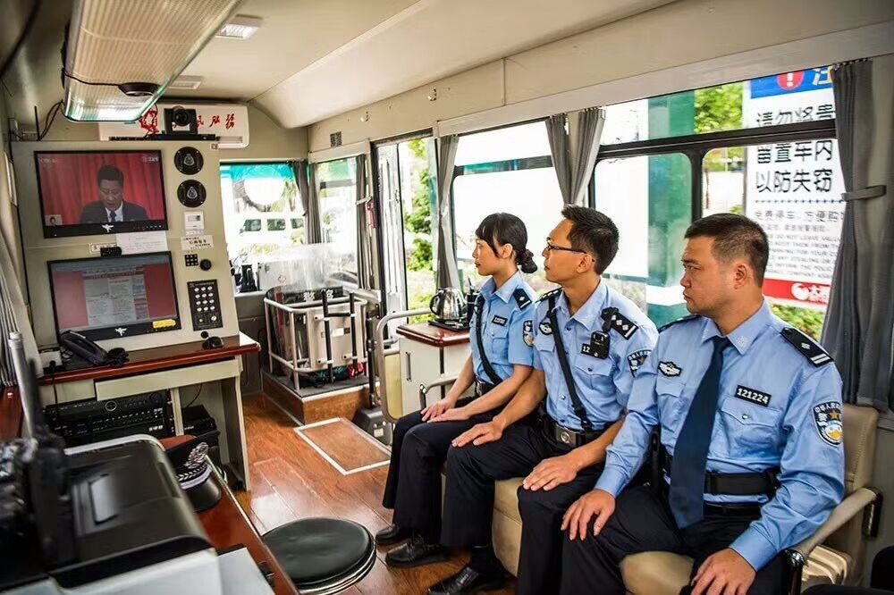十九大在崗學(xué)習(xí)||各地公安民警在執(zhí)勤間隙收看黨的十九大開幕式盛況(圖1)