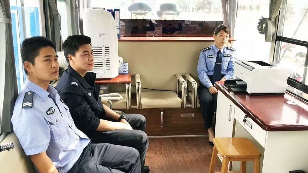 十九大在崗學(xué)習(xí)||各地公安民警在執(zhí)勤間隙收看黨的十九大開幕式盛況(圖2)