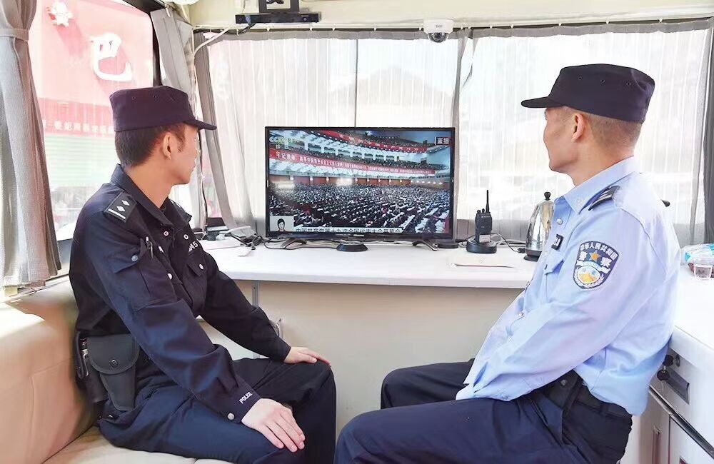 十九大在崗學(xué)習(xí)||各地公安民警在執(zhí)勤間隙收看黨的十九大開幕式盛況(圖3)