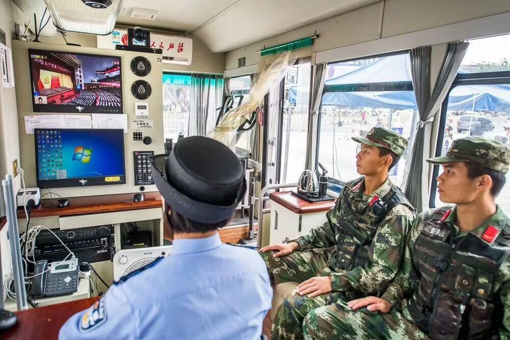 十九大在崗學(xué)習(xí)||各地公安民警在執(zhí)勤間隙收看黨的十九大開幕式盛況(圖4)