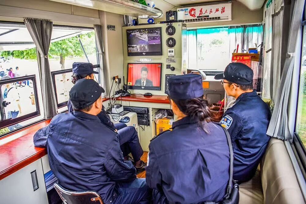 十九大在崗學(xué)習(xí)||各地公安民警在執(zhí)勤間隙收看黨的十九大開幕式盛況(圖5)