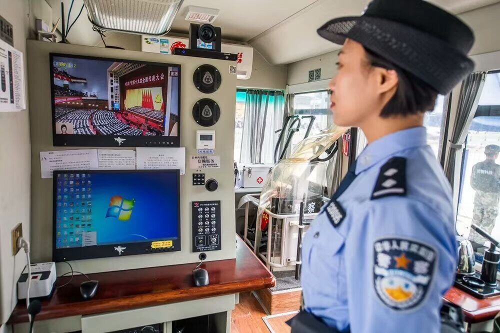 十九大在崗學(xué)習(xí)||各地公安民警在執(zhí)勤間隙收看黨的十九大開幕式盛況(圖6)