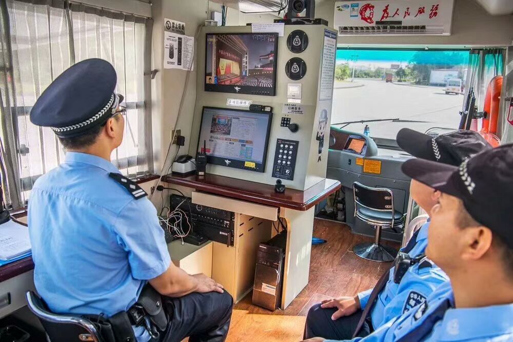 十九大在崗學(xué)習(xí)||各地公安民警在執(zhí)勤間隙收看黨的十九大開幕式盛況(圖7)