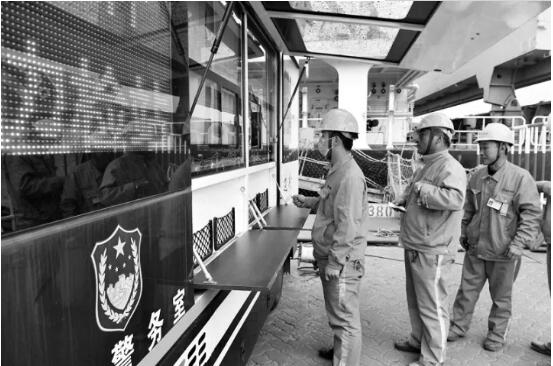 遼寧葫蘆島:邊防檢查站配備多功能移動警務(wù)室 提高邊檢智能化服務(wù)水平(圖1) 遼寧葫蘆島:邊防檢查站配備多功能移動警務(wù)室 提高邊檢智能化服務(wù)水平(圖1)
