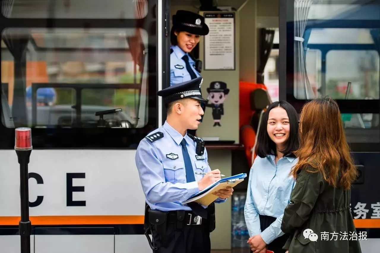 迎接十九大忠誠(chéng)保平安 | 梅州移動(dòng)警務(wù)車安保便民(圖2) 迎接十九大忠誠(chéng)保平安 | 梅州移動(dòng)警務(wù)車安保便民(圖2)