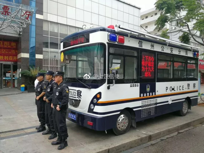 十九大安保系列報(bào)道   江西饒城街頭增設(shè)了一道靚麗“警色”！(圖1)