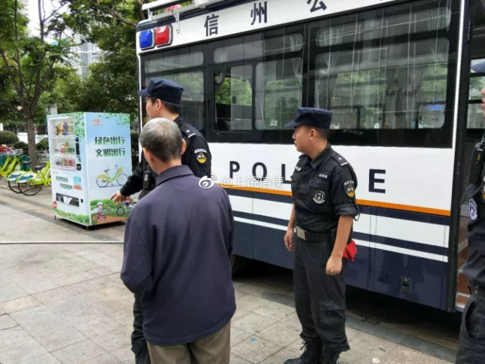 十九大安保系列報(bào)道   江西饒城街頭增設(shè)了一道靚麗“警色”！(圖3)
