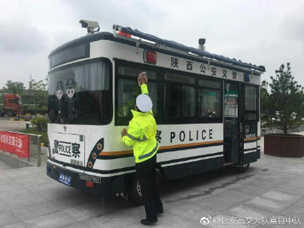 十九大安保系列報(bào)道:陜西延安移動(dòng)警務(wù)室上崗(圖2) 十九大安保系列報(bào)道:陜西延安移動(dòng)警務(wù)室上崗(圖2)