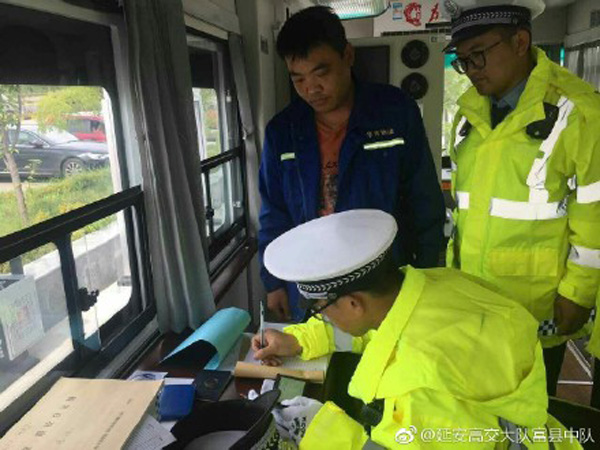 十九大安保系列報(bào)道:陜西延安移動(dòng)警務(wù)室上崗(圖3) 十九大安保系列報(bào)道:陜西延安移動(dòng)警務(wù)室上崗(圖3)