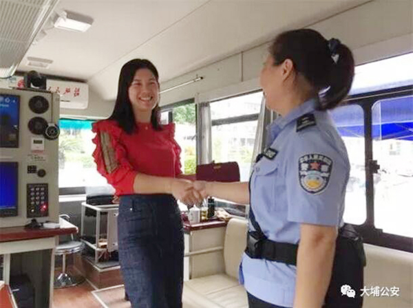 便利群眾保平安 梅州大埔移動(dòng)警務(wù)車街頭服務(wù)市民(圖3) 便利群眾保平安 梅州大埔移動(dòng)警務(wù)車街頭服務(wù)市民(圖3)