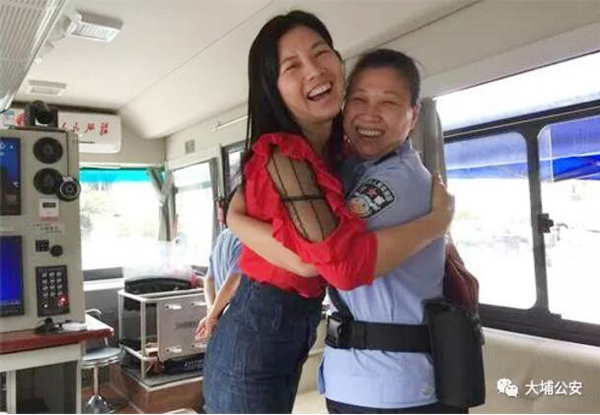 便利群眾保平安 梅州大埔移動(dòng)警務(wù)車街頭服務(wù)市民(圖4) 便利群眾保平安 梅州大埔移動(dòng)警務(wù)車街頭服務(wù)市民(圖4)