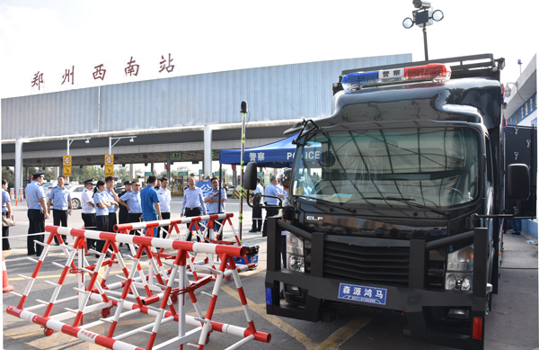 裝備快訊?森源鴻馬重磅推出治安卡口拒馬裝備車(圖8) 裝備快訊?森源鴻馬重磅推出治安卡口拒馬裝備車(圖8)