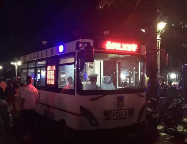 廣場閃爍的警燈 好心市民彰顯城市文明進程(圖1) 廣場閃爍的警燈 好心市民彰顯城市文明進程(圖1)