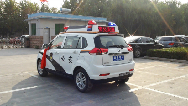 【維護(hù)社會治安  保護(hù)百姓安全】鄭州市豐產(chǎn)路分局SUV電動巡邏車發(fā)車(圖6)