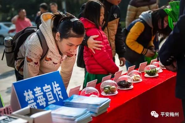 戶政、出入境、車駕管一站搞定！移動(dòng)警車開(kāi)進(jìn)嘉應(yīng)學(xué)院(圖3)