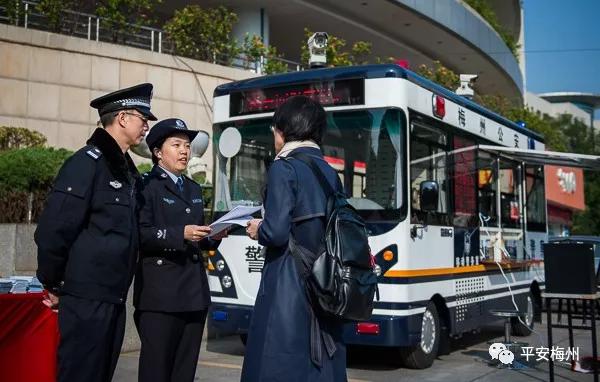 戶政、出入境、車駕管一站搞定！移動(dòng)警車開(kāi)進(jìn)嘉應(yīng)學(xué)院(圖2)
