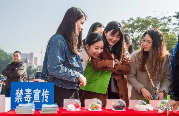 戶政、出入境、車駕管一站搞定！移動(dòng)警車開(kāi)進(jìn)嘉應(yīng)學(xué)院(圖4)