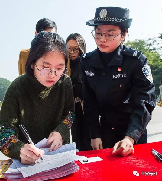 戶政、出入境、車駕管一站搞定！移動(dòng)警車開(kāi)進(jìn)嘉應(yīng)學(xué)院(圖7)