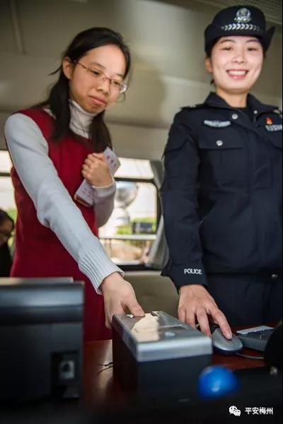 戶政、出入境、車駕管一站搞定！移動(dòng)警車開(kāi)進(jìn)嘉應(yīng)學(xué)院(圖6)