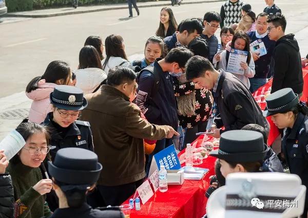 戶政、出入境、車駕管一站搞定！移動(dòng)警車開(kāi)進(jìn)嘉應(yīng)學(xué)院(圖8)