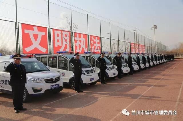 甘肅蘭州安寧區(qū)城市管理行政執(zhí)法局換裝儀式暨會操演練活動隆重舉行(圖1) 甘肅蘭州安寧區(qū)城市管理行政執(zhí)法局換裝儀式暨會操演練活動隆重舉行(圖1)