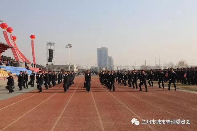 甘肅蘭州安寧區(qū)城市管理行政執(zhí)法局換裝儀式暨會操演練活動隆重舉行(圖3) 甘肅蘭州安寧區(qū)城市管理行政執(zhí)法局換裝儀式暨會操演練活動隆重舉行(圖3)