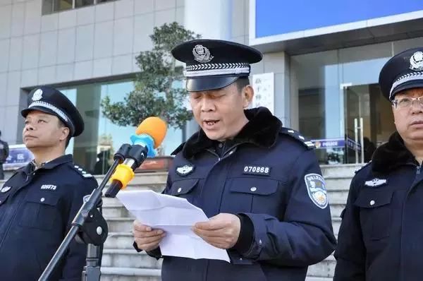 云南新平縣公安局舉行巡邏處警車(chē)輛發(fā)放儀式(圖3)