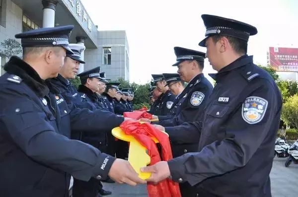 云南新平縣公安局舉行巡邏處警車(chē)輛發(fā)放儀式(圖4)