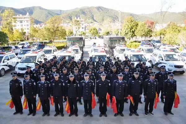 云南新平縣公安局舉行巡邏處警車(chē)輛發(fā)放儀式(圖5)