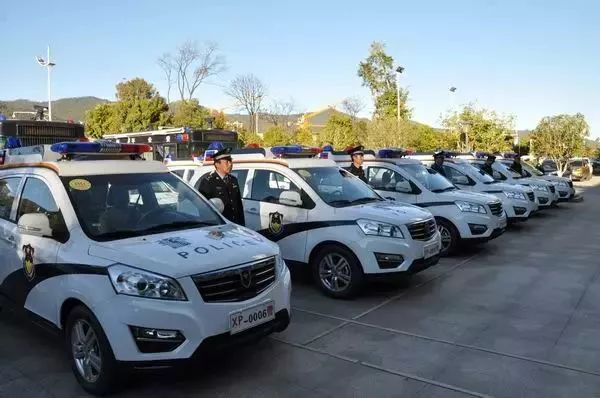 云南新平縣公安局舉行巡邏處警車(chē)輛發(fā)放儀式(圖7)
