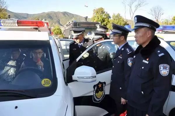 云南新平縣公安局舉行巡邏處警車(chē)輛發(fā)放儀式(圖6)