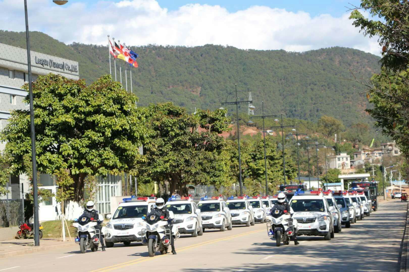 云南新平縣公安局舉行巡邏處警車(chē)輛發(fā)放儀式(圖9)