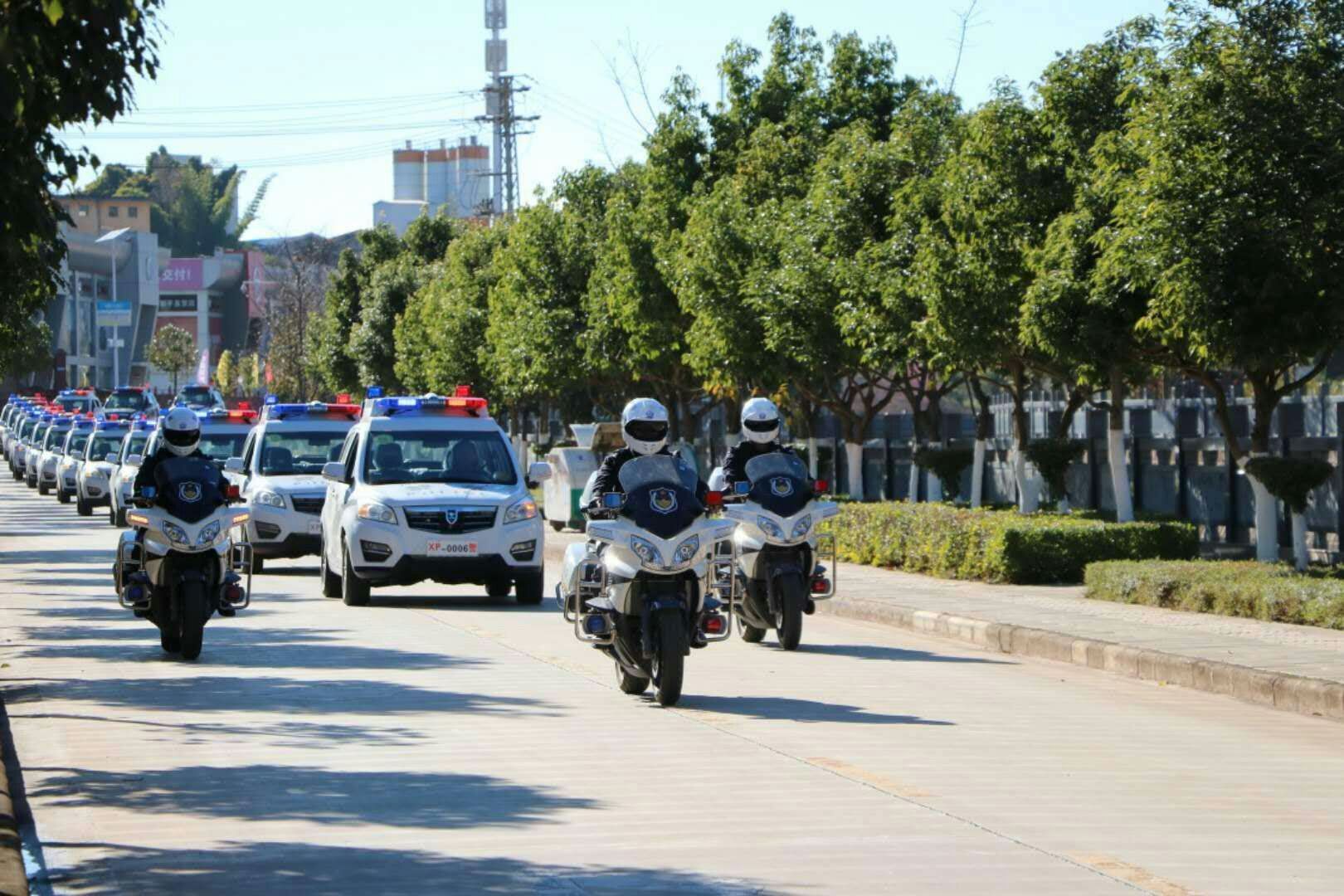 云南新平縣公安局舉行巡邏處警車(chē)輛發(fā)放儀式(圖10)