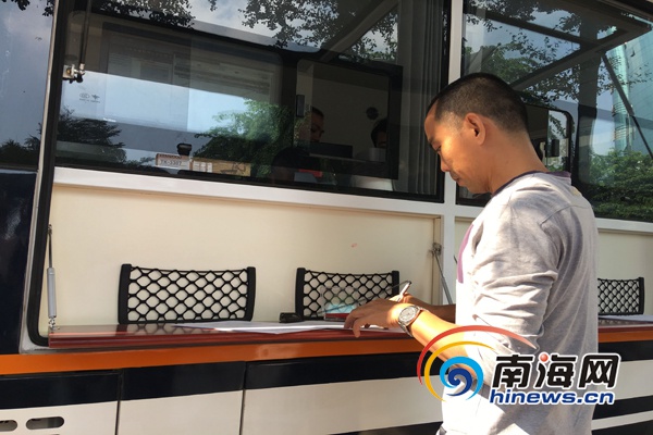 海南交警流動(dòng)便民服務(wù)車上崗啦！(圖2)