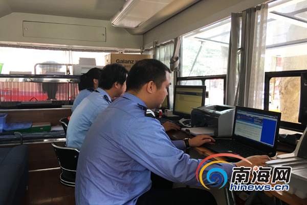 海南交警流動(dòng)便民服務(wù)車上崗啦！(圖3)
