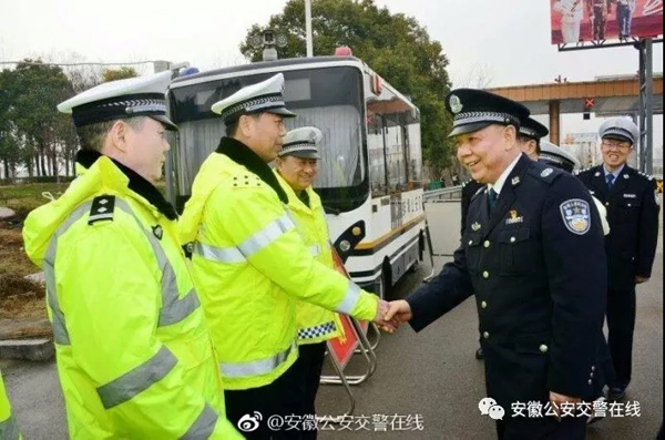 安徽||公安廳長(zhǎng)訪查春節(jié)交通安全 群眾安全出行是頭等大事(圖1) 安徽||公安廳長(zhǎng)訪查春節(jié)交通安全 群眾安全出行是頭等大事(圖1)
