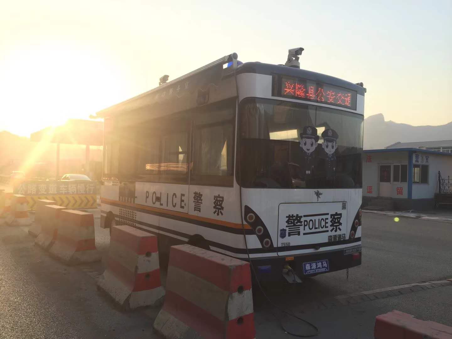 兩會安保系列報道（九）||科技安保  移動警務室護航兩會交通安全(圖2)