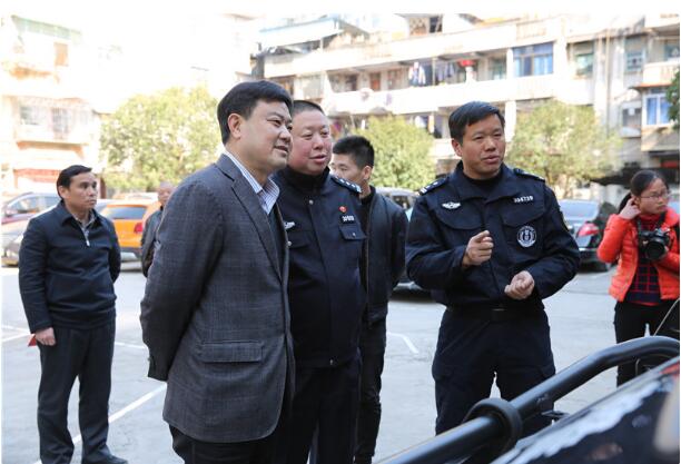 廣西平樂縣防暴運(yùn)兵車上崗(圖2)