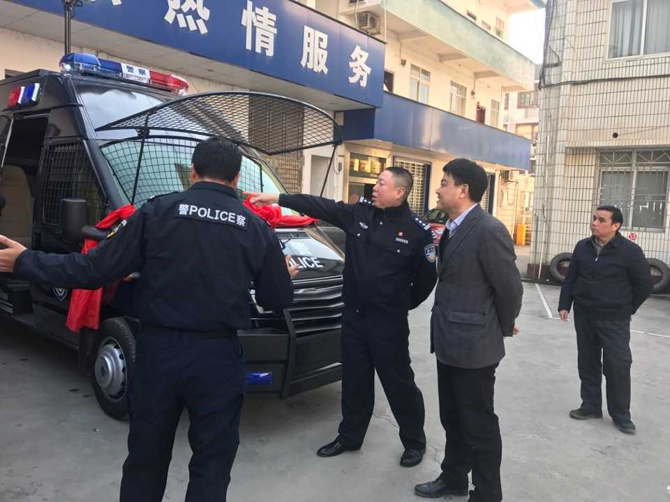 廣西平樂縣防暴運(yùn)兵車上崗(圖3)