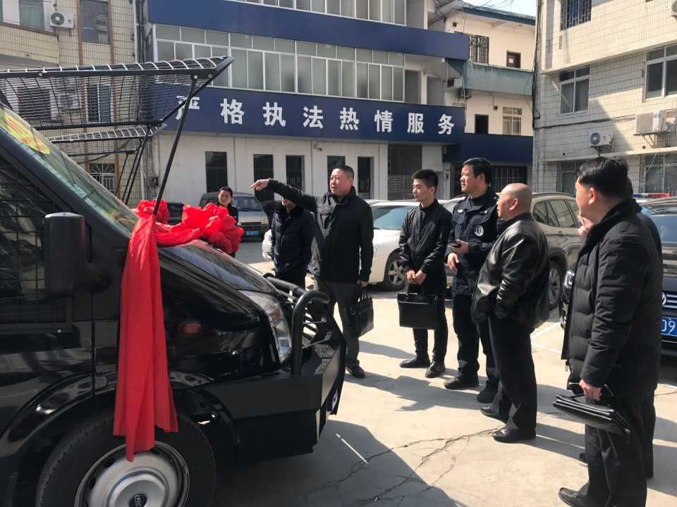 廣西平樂縣防暴運(yùn)兵車上崗(圖4)