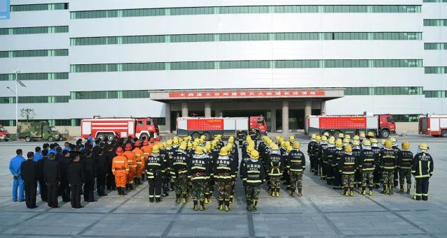 聯(lián)動配合 協(xié)同作戰(zhàn) 公司與許昌市消防支隊聯(lián)合消防演練圓滿落幕(圖2) 聯(lián)動配合 協(xié)同作戰(zhàn) 公司與許昌市消防支隊聯(lián)合消防演練圓滿落幕(圖2)