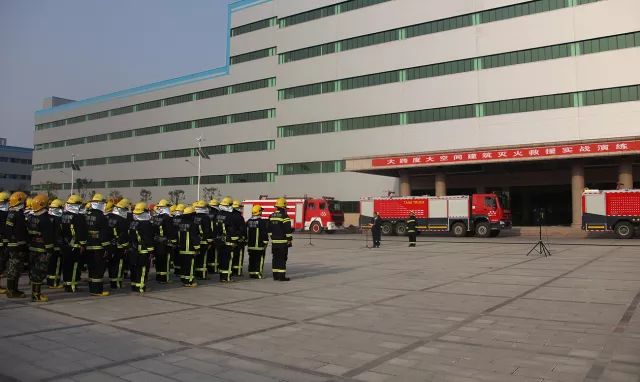 聯(lián)動配合 協(xié)同作戰(zhàn) 公司與許昌市消防支隊聯(lián)合消防演練圓滿落幕(圖3) 聯(lián)動配合 協(xié)同作戰(zhàn) 公司與許昌市消防支隊聯(lián)合消防演練圓滿落幕(圖3)
