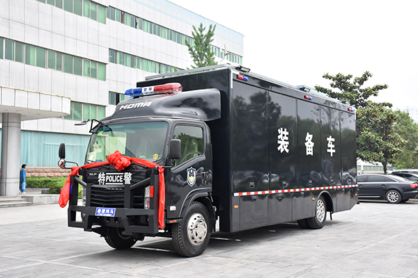 山東龍口市通過公安部警采中心采購(gòu)裝備運(yùn)輸車與移動(dòng)指揮車(圖1)