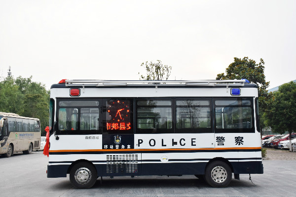 平頂山郟縣交警大隊通過公安部警采中心采購移動警務(wù)室(圖3)