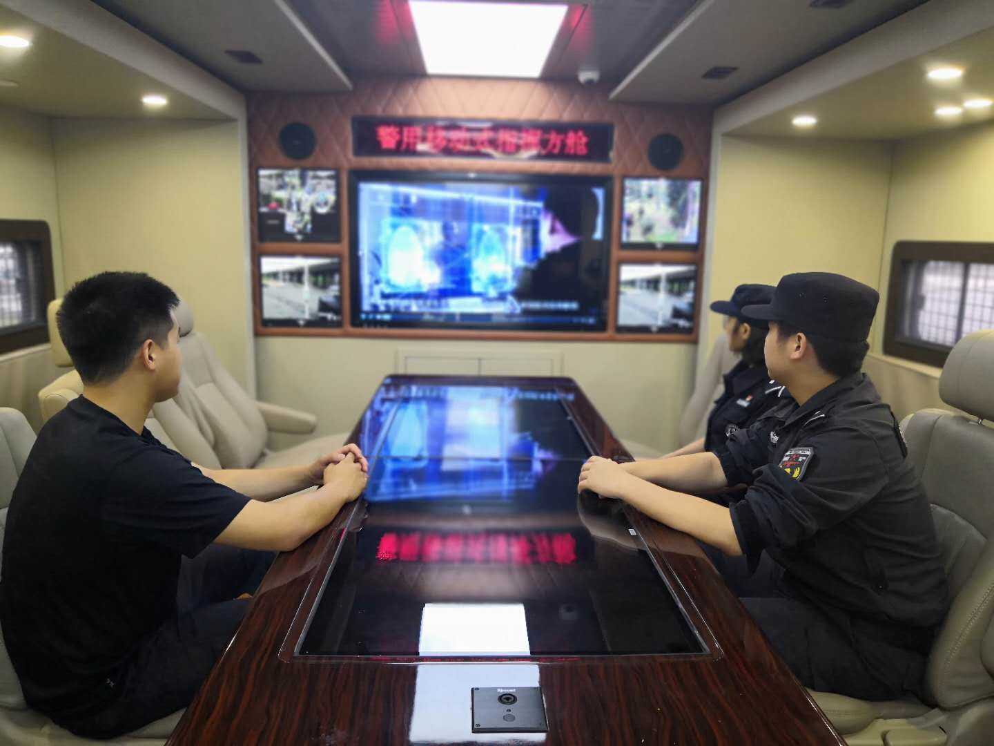 江西南昌:警用移動(dòng)式指揮方艙為高考學(xué)子保駕護(hù)航(圖6) 江西南昌:警用移動(dòng)式指揮方艙為高考學(xué)子保駕護(hù)航(圖6)
