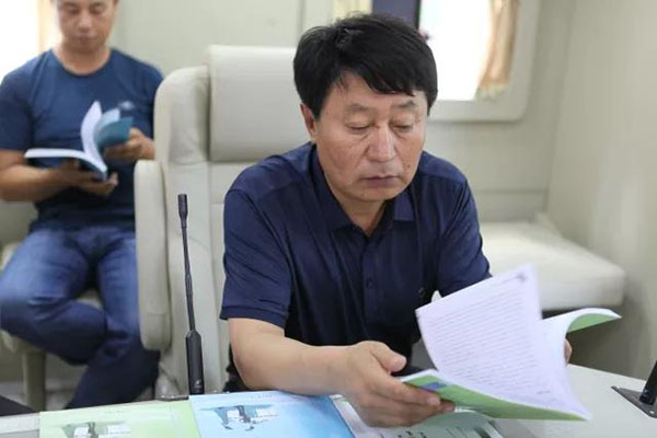 蒙古文普法宣傳教育叢書送基層活動進校園(圖4) 蒙古文普法宣傳教育叢書送基層活動進校園(圖4)